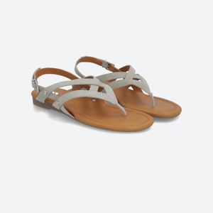 Summer is around the corner and who doesn’t need a pair of new sandals. Size 8